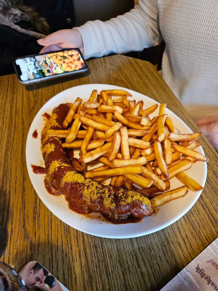 Currywurst Mit Pommes