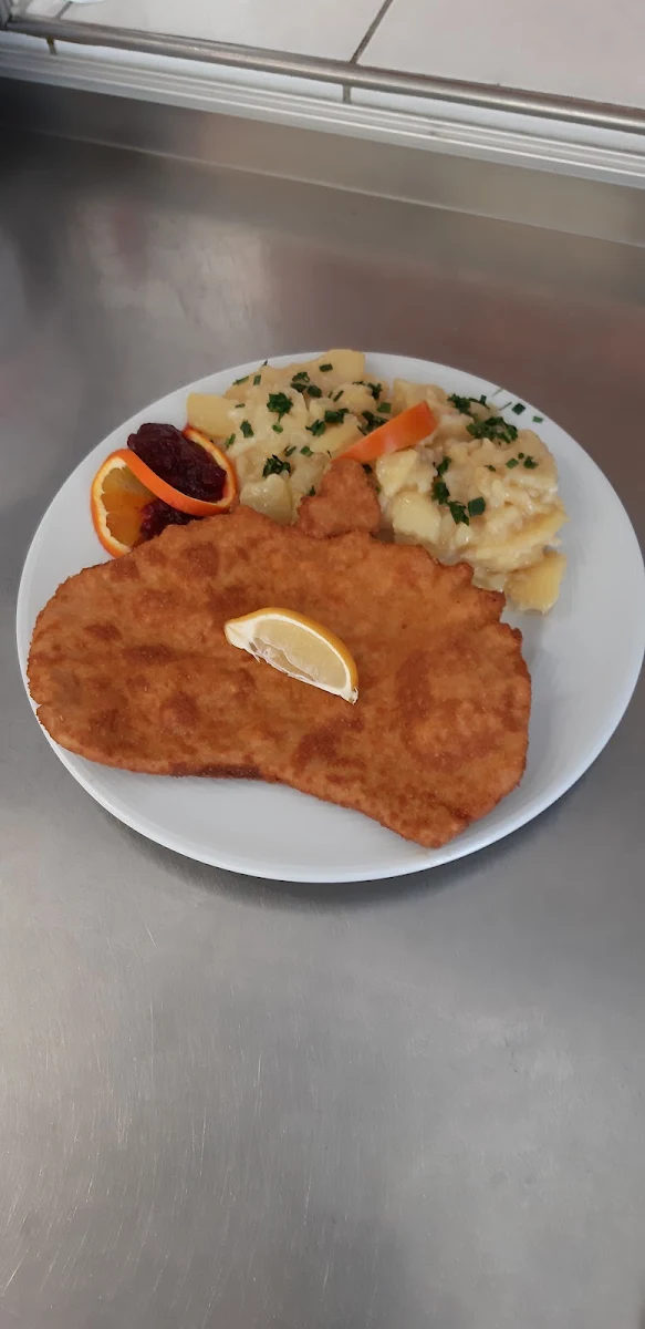 Schnitzel Wiener Art Mit Hausgemachtem Kartoffelsalat