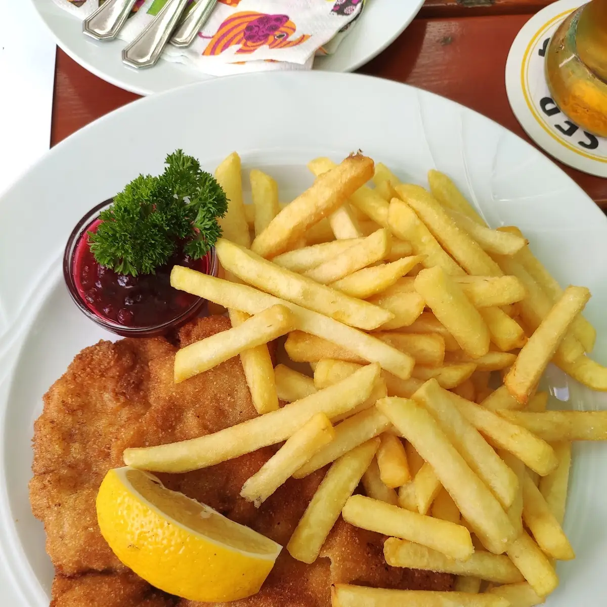 Paniertes Schnitzel Wiener Art Mit Pommes