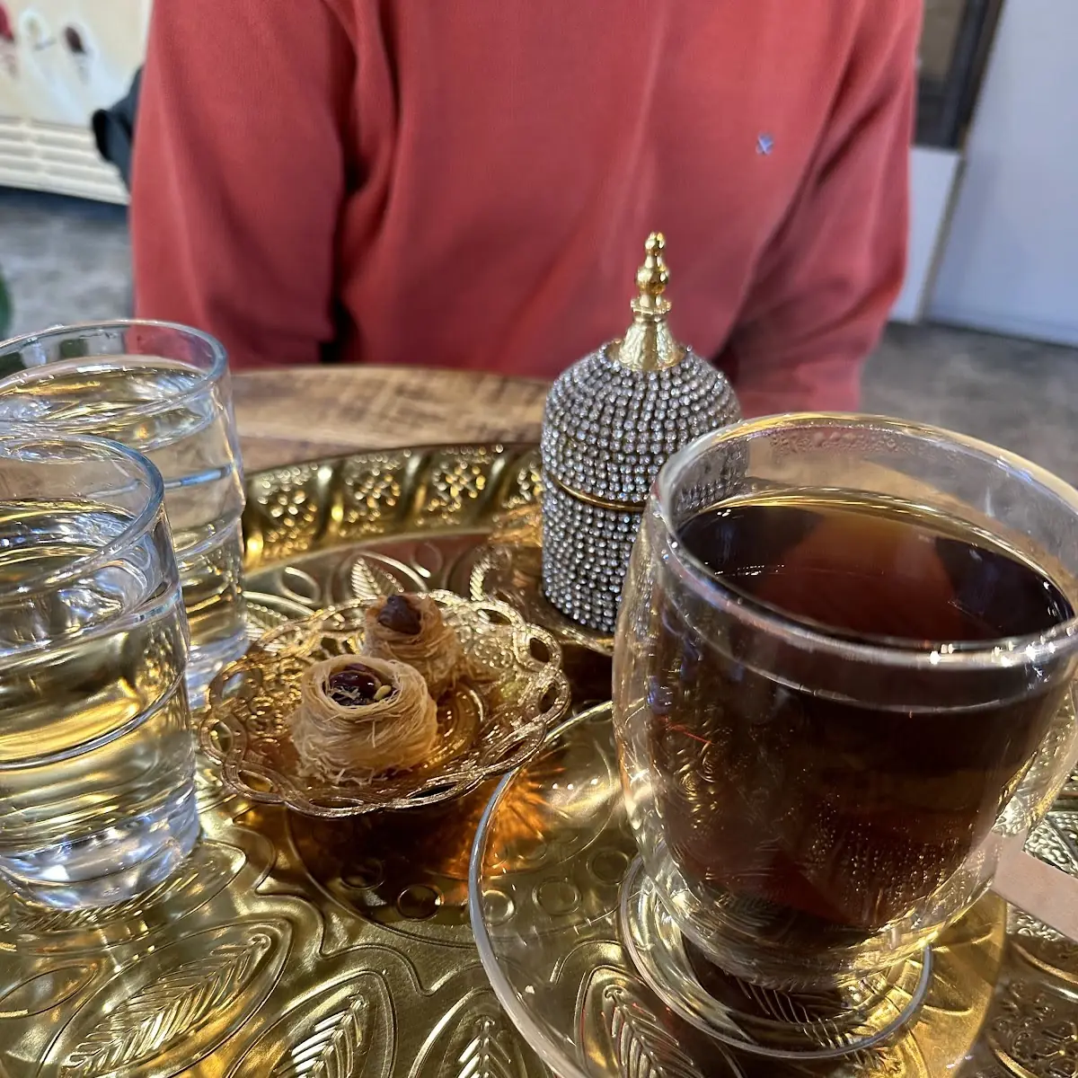 Arabischer Kaffe Und Kardamon Tee