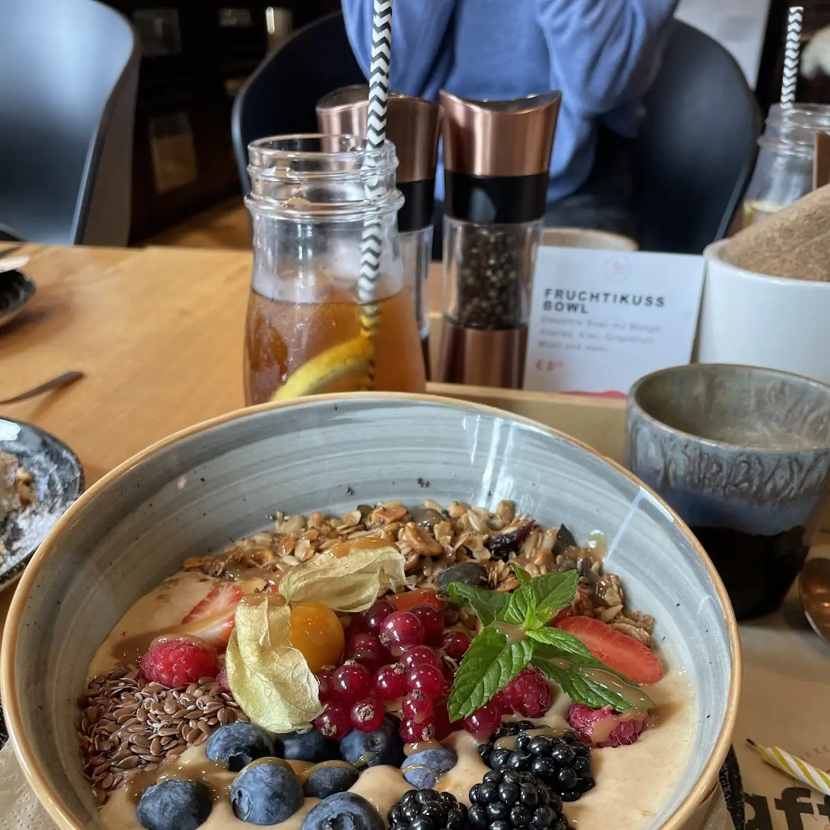 Smoothie-bowl Mit Nüssen Granola Und Frischem Obst