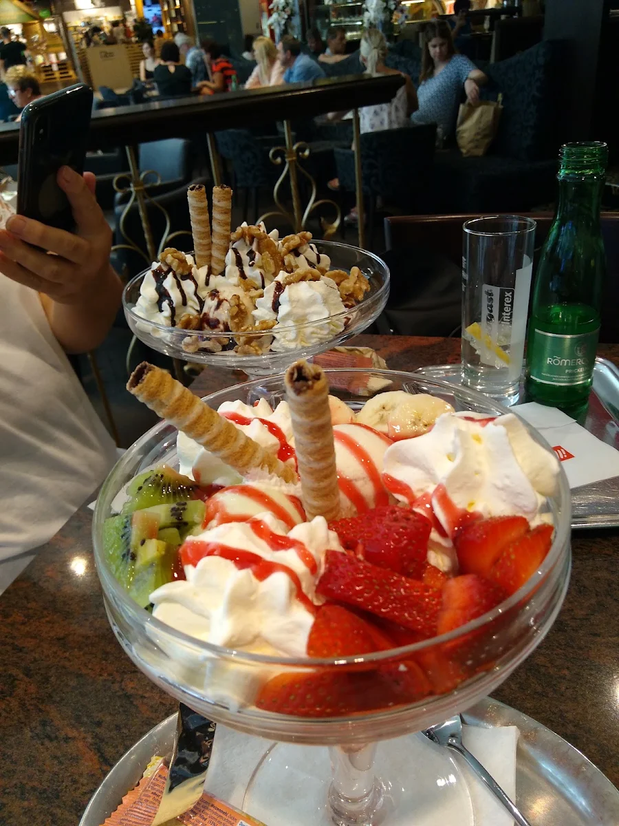 Erdbeer Becher
