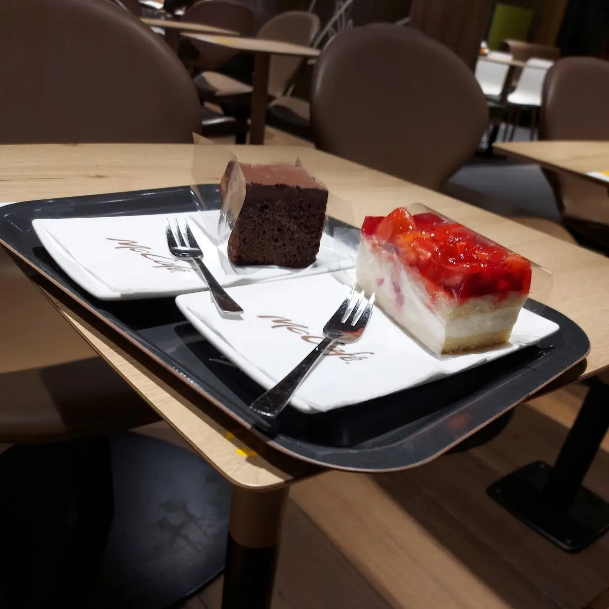 Mac Cafe Mehlspeise Schokokuchen Erdbeerschnitte