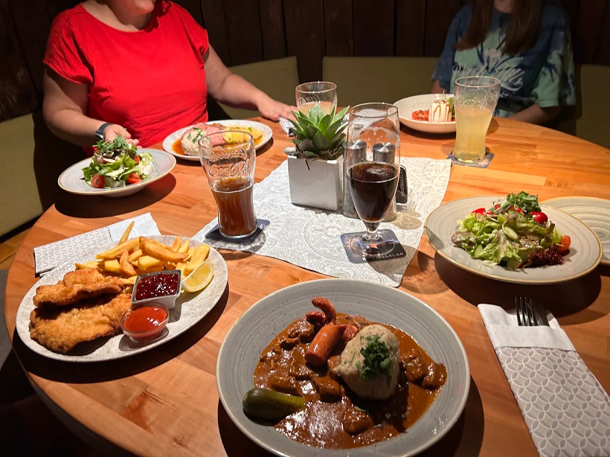 Bierbraten Mit Semmelknödel Schnitzel Mit Pommes Tomatensalat Mit Schafskäse