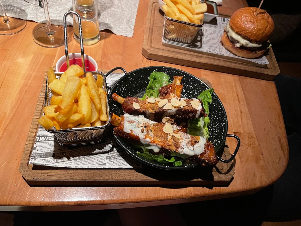 Gebratene Schweineripperl Süß-scharfe BBQ Sauce Steakhouse Pommes Sauerrahm Salatherzen