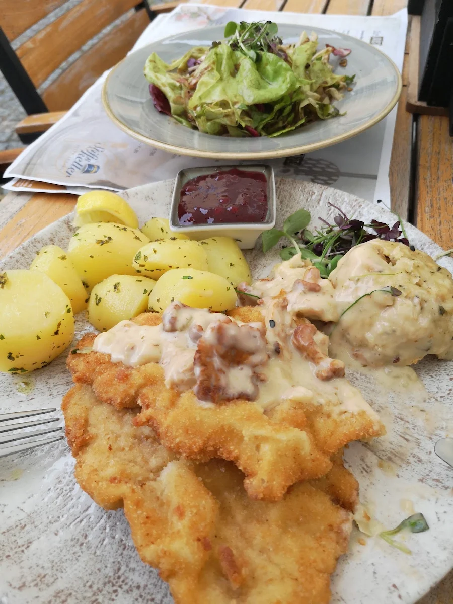 Wiener Schnitzel Mit Einer Eierschwammerlsosse