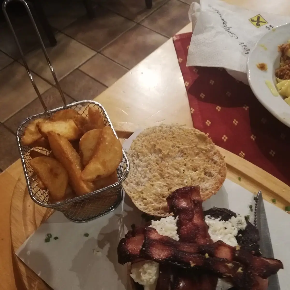 Blunznburger Mit Wedges Und Sour Cream Sauce