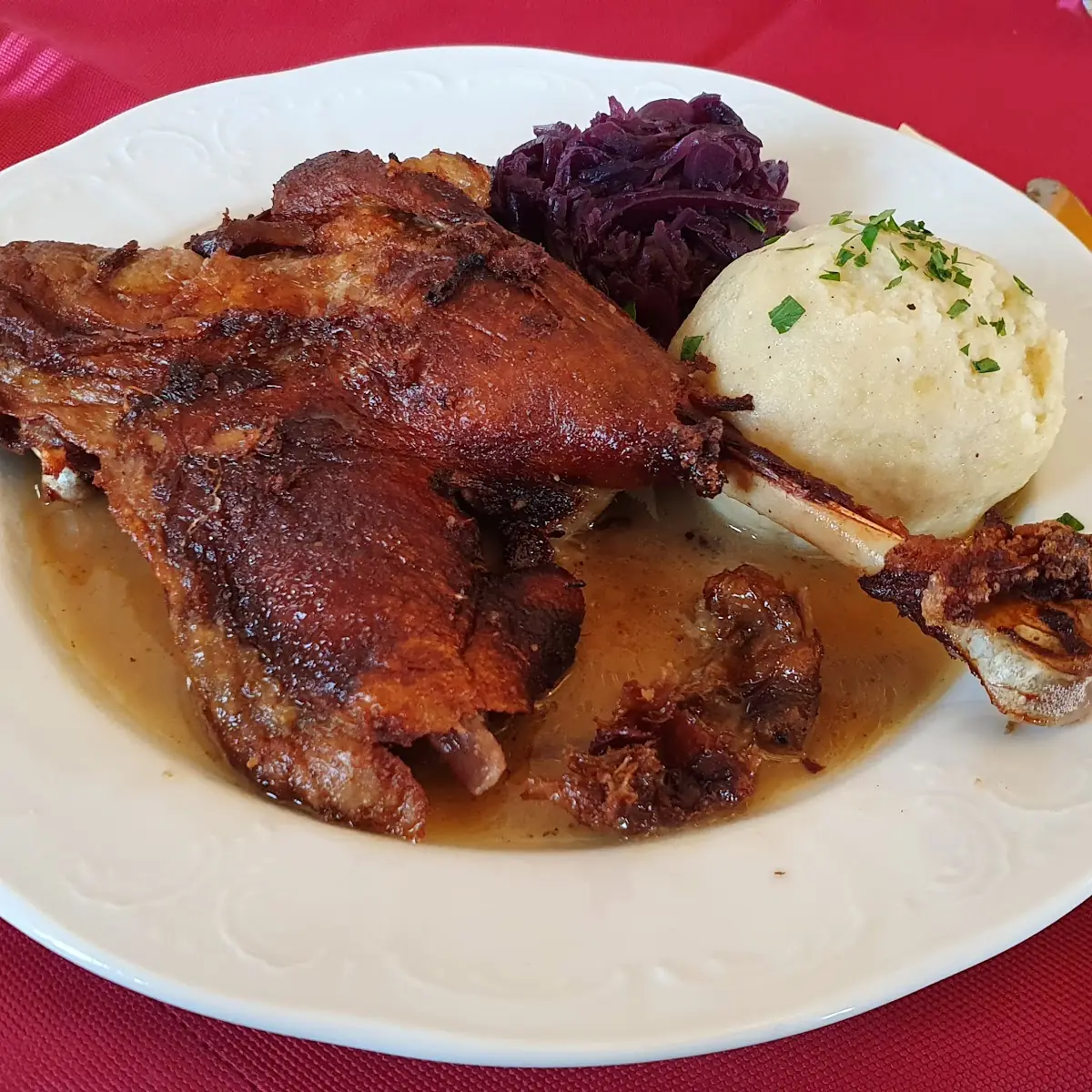 Gansl Mit Rotkraut Und Knödel