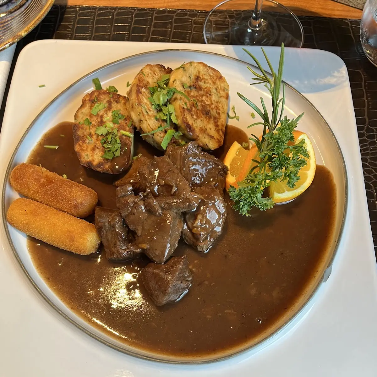 Gams Mit Serviettenknödel Und Kroketten