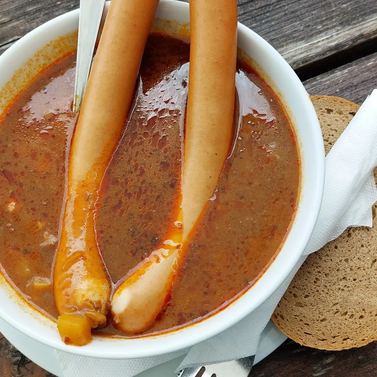 Gulaschsuppe Mit Würstl Und Brot