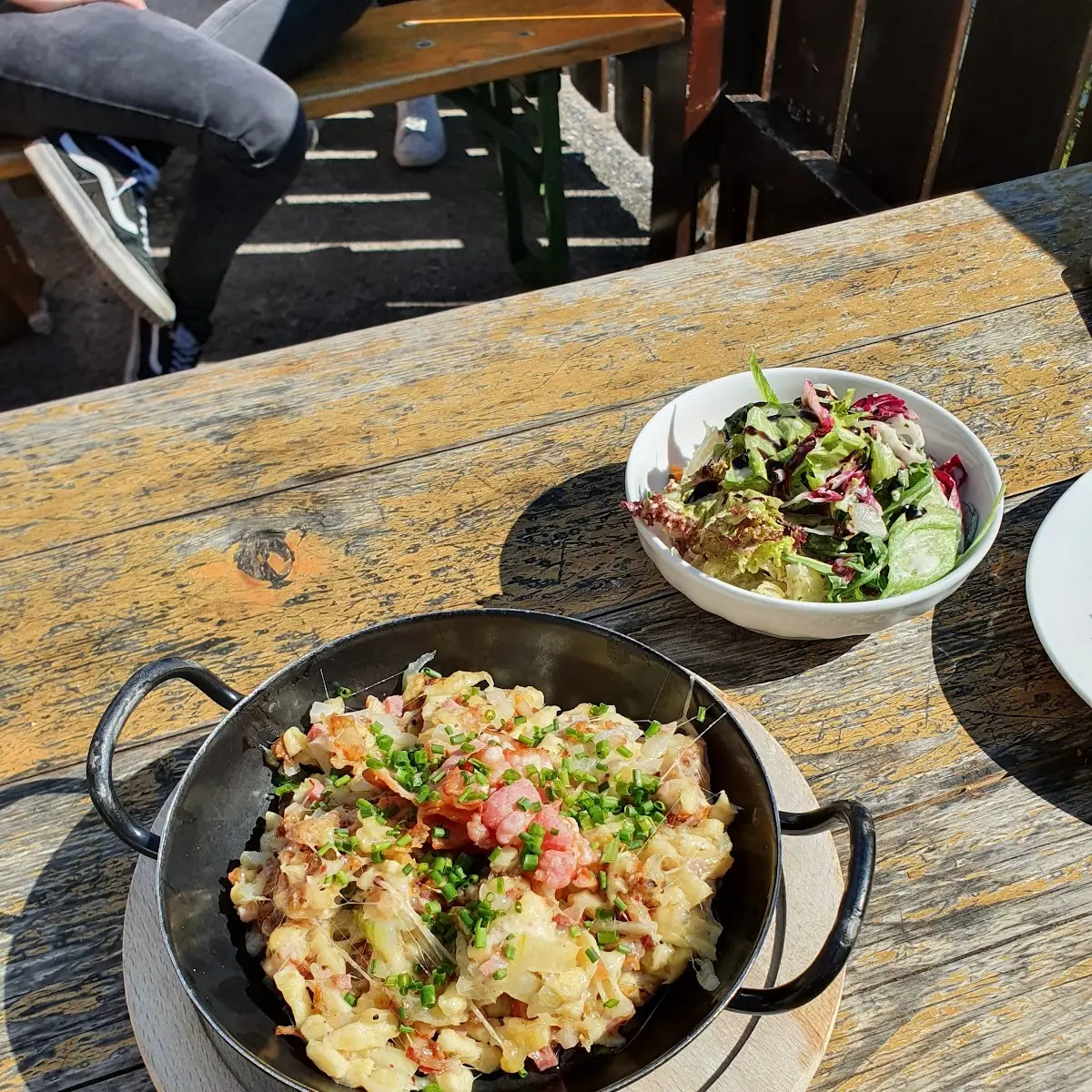 Kasnocken Im Pfandl Mit Salat