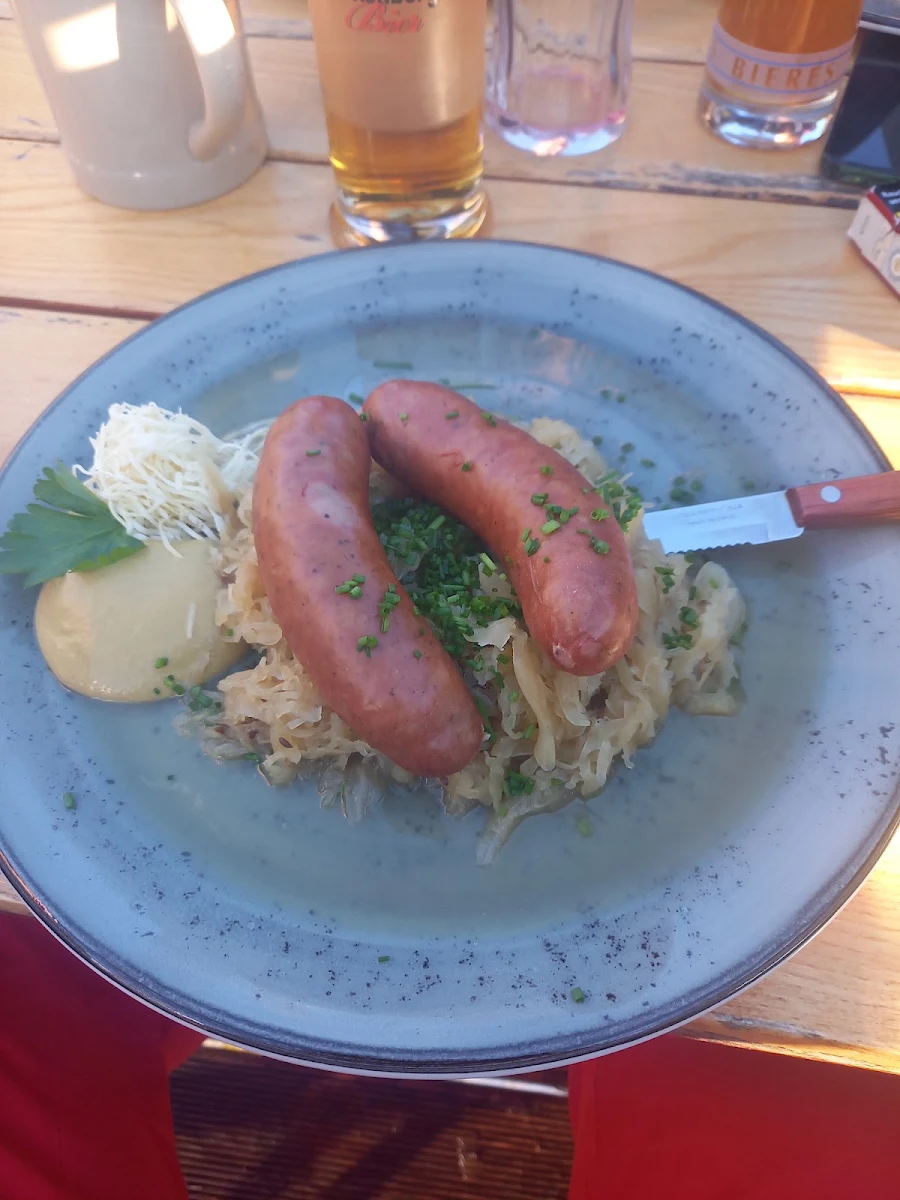Gekochte Bauernhauswurst Vom Almochsen Sauerkraut Senf Kren