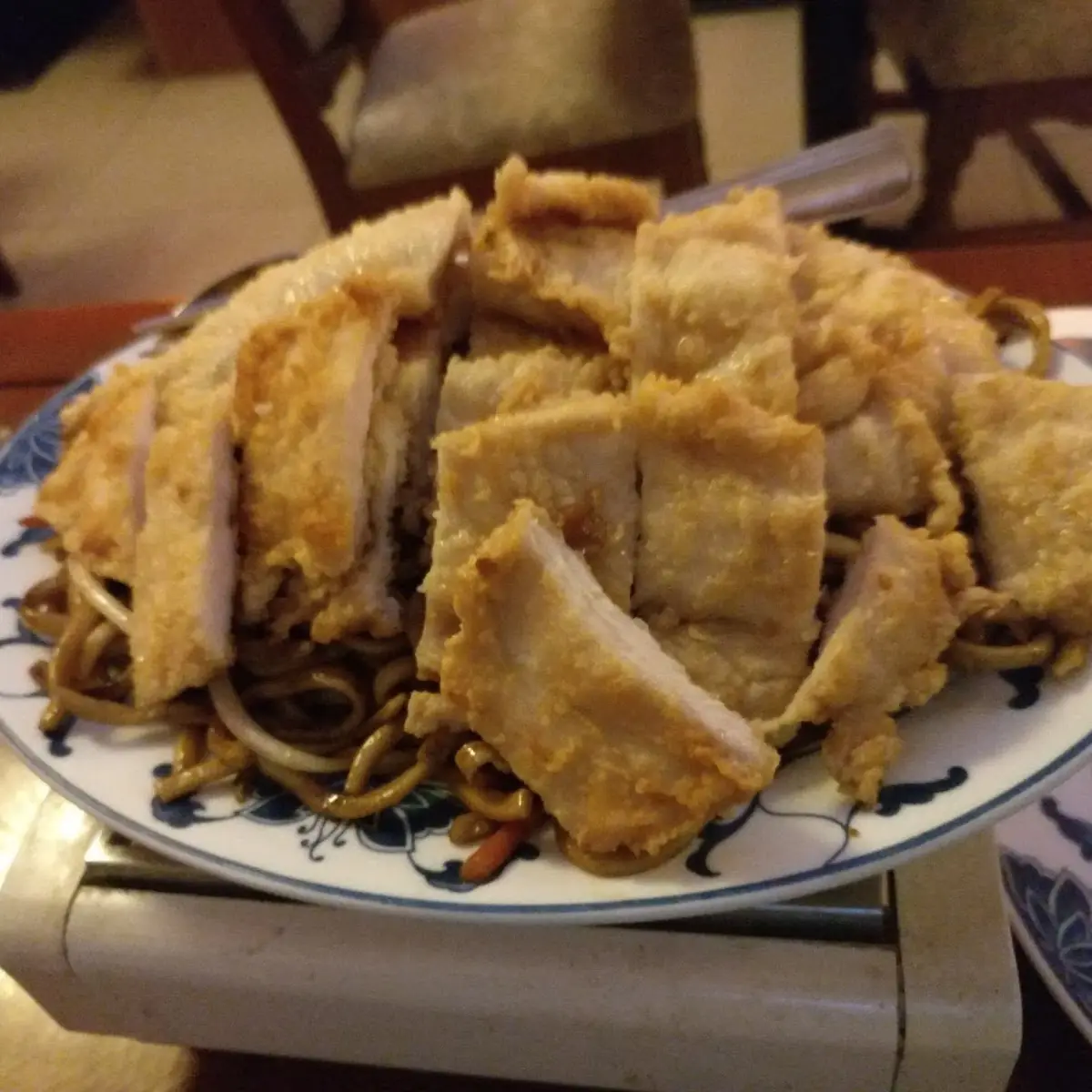 Knuspriges Hühnerfilet Auf Gebratenem Reis Oder Nudeln