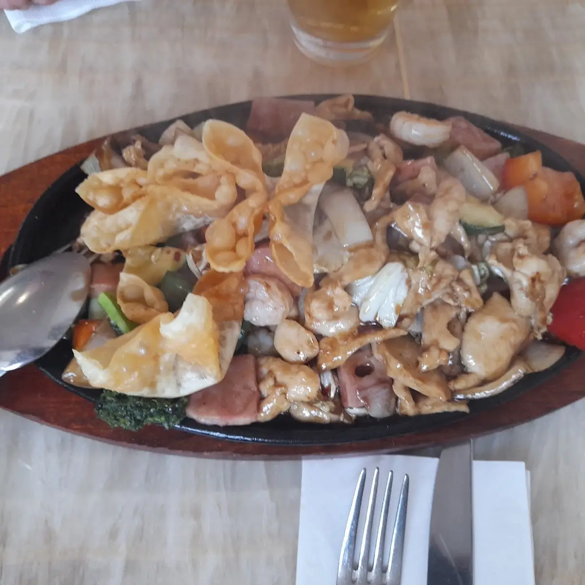 Wan Tan Mit Hühnerfleisch Schinken Und Krabben Auf Gusseisenplatte