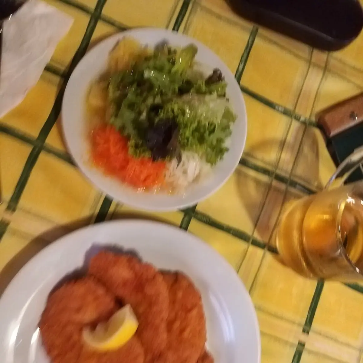 Surschnitzel Mit Gemischten Salat