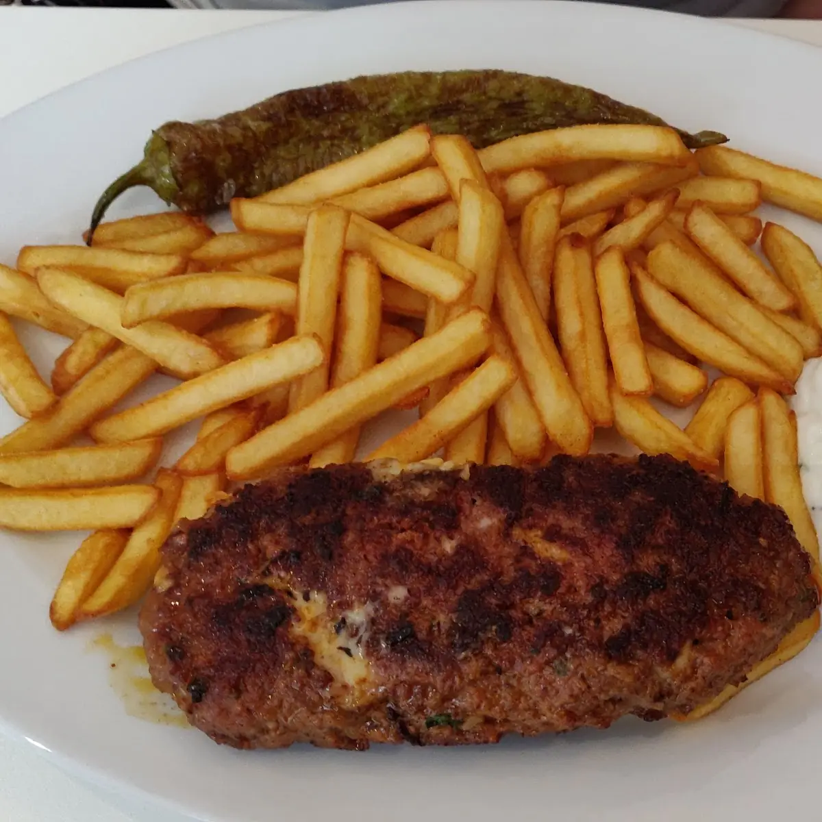 Bifteki Mit Pommes Und Tzatziki