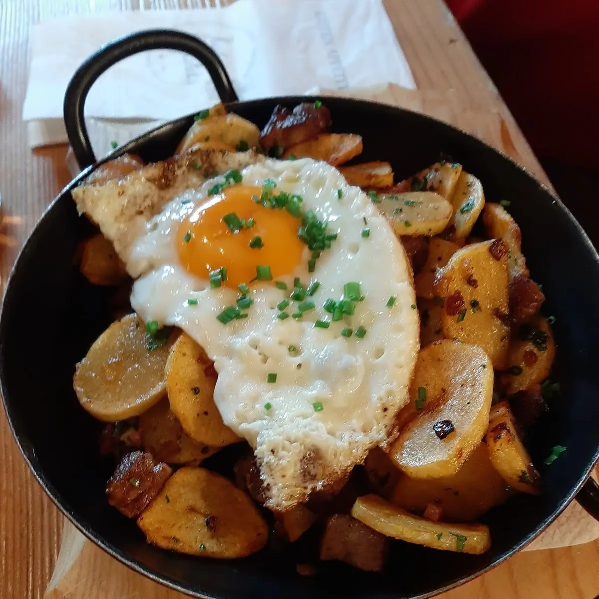 Gebakken Aardappeltjes Met Spek Ui En Spiegel Ei