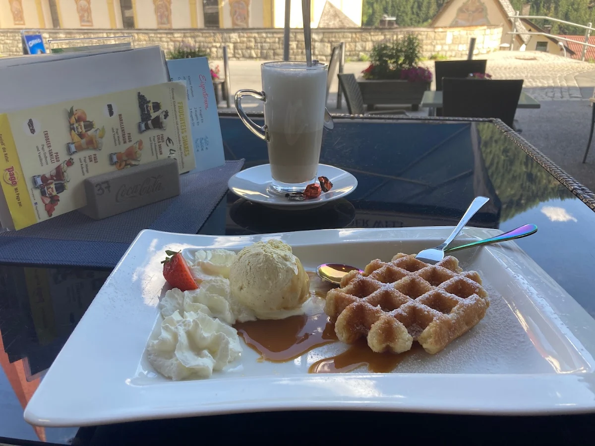 Belgische Waffel Mit Vanilleeis Und Latte Macchiato