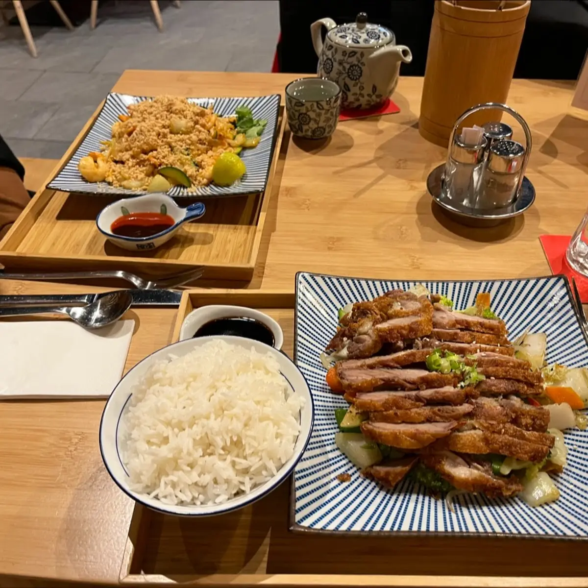 Knusprige Ente Mit Gemüse Und Reis