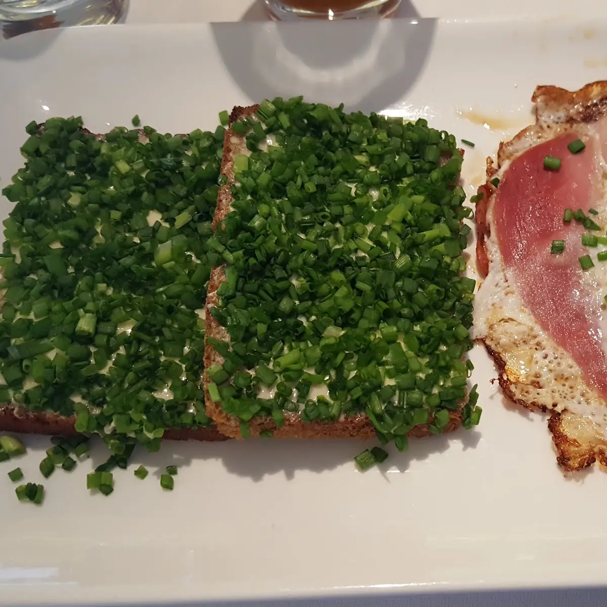 Schnittlauchbrot U Ham & Eggs