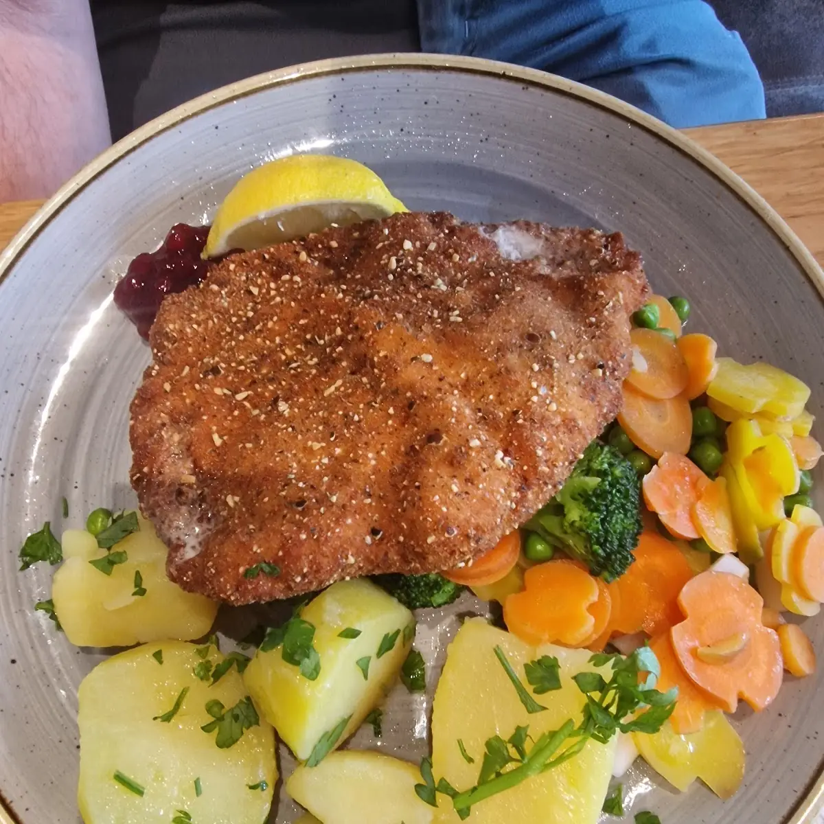 Gordon Bleu Mit Gemüse Und Petersilienkartoffeln