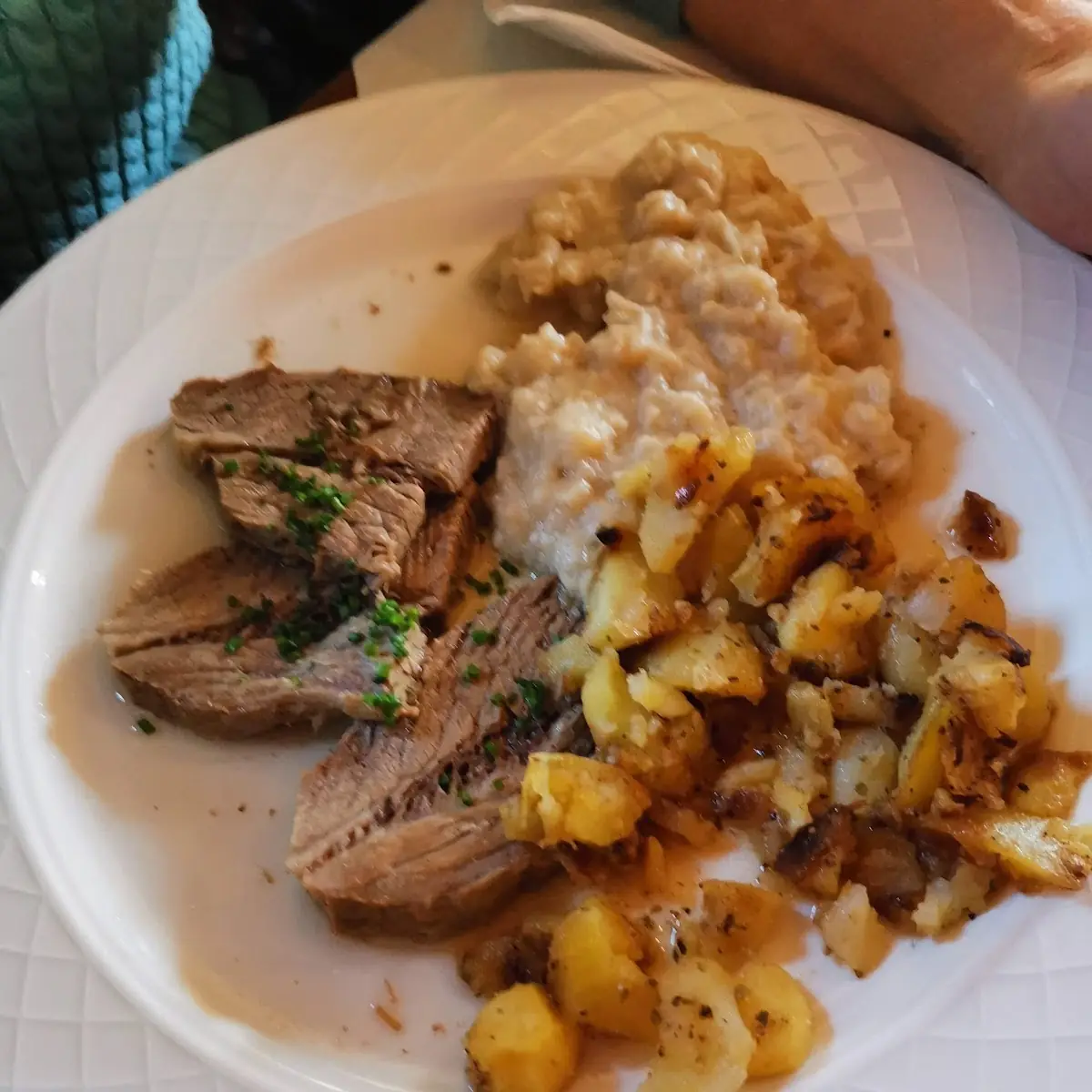 Gekochtes Rindfleisch Mit Semmelkren Und Röstkartoffeln
