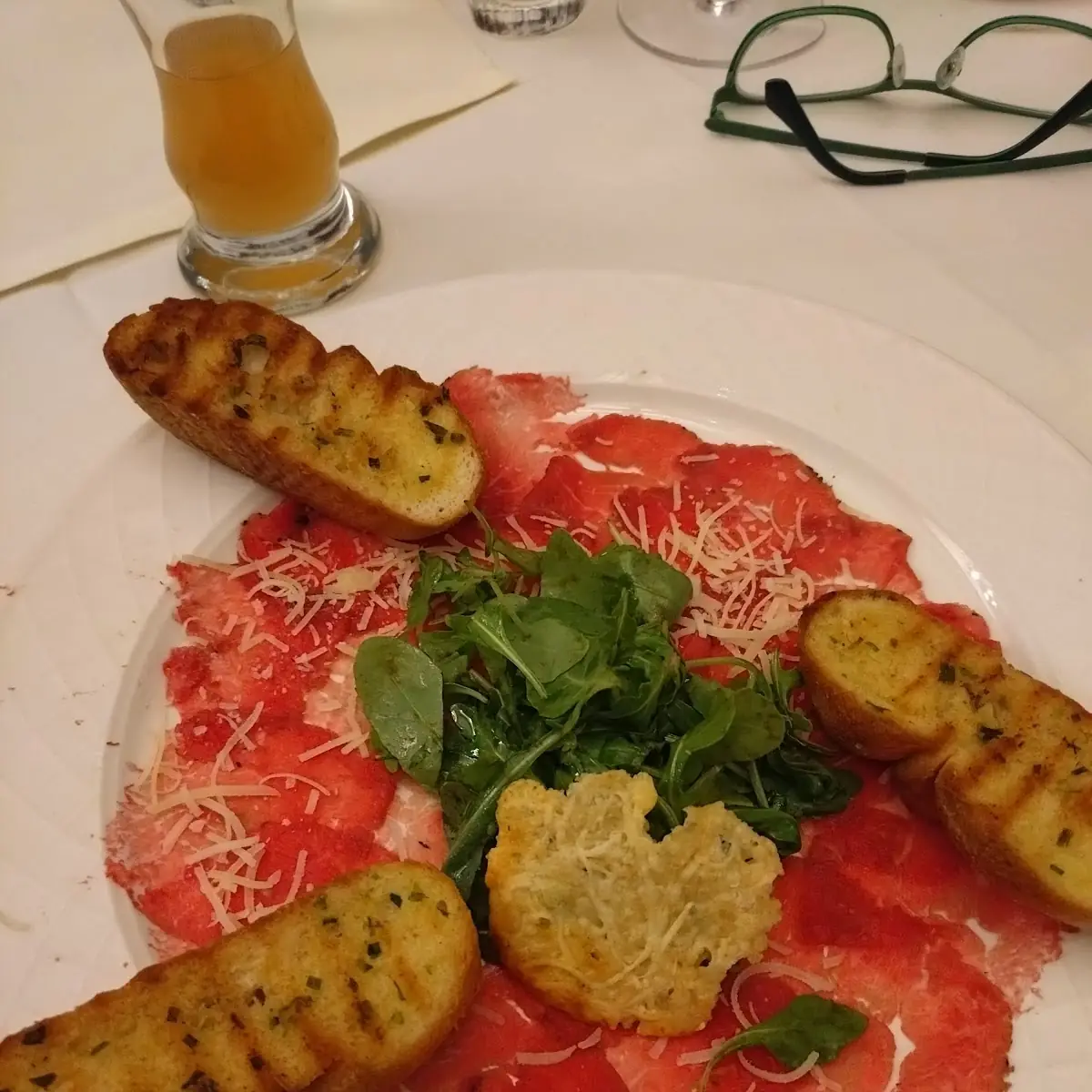 Rinder Capacio Mit Parmesan Und Knoblauchbrot