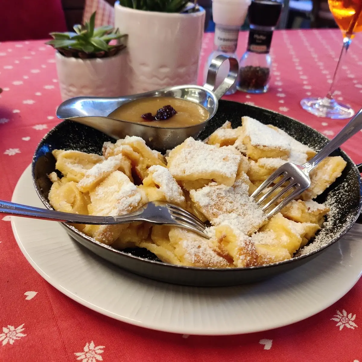 Kaiserschmarrn Mit Apfelmus Und Preiselbeeren