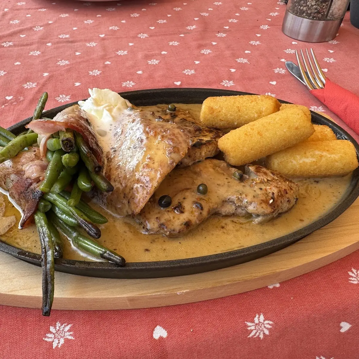 Pfanne Mit Kroketten Und Speckbohnen