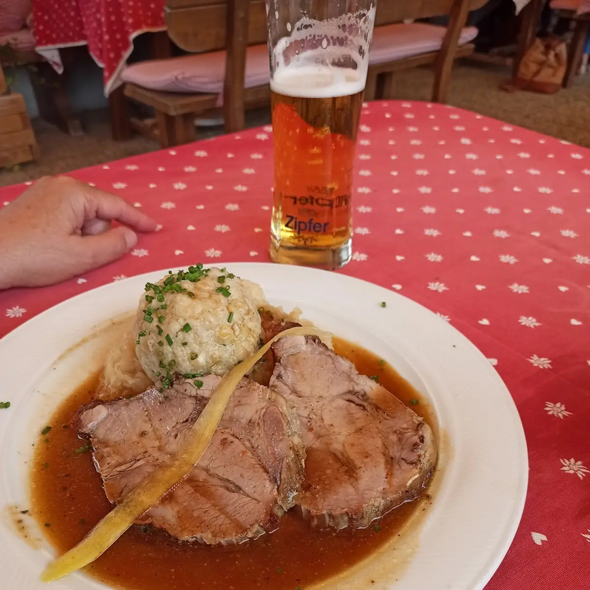 Schweinebraten Mit Knödel Und Sauerkraut