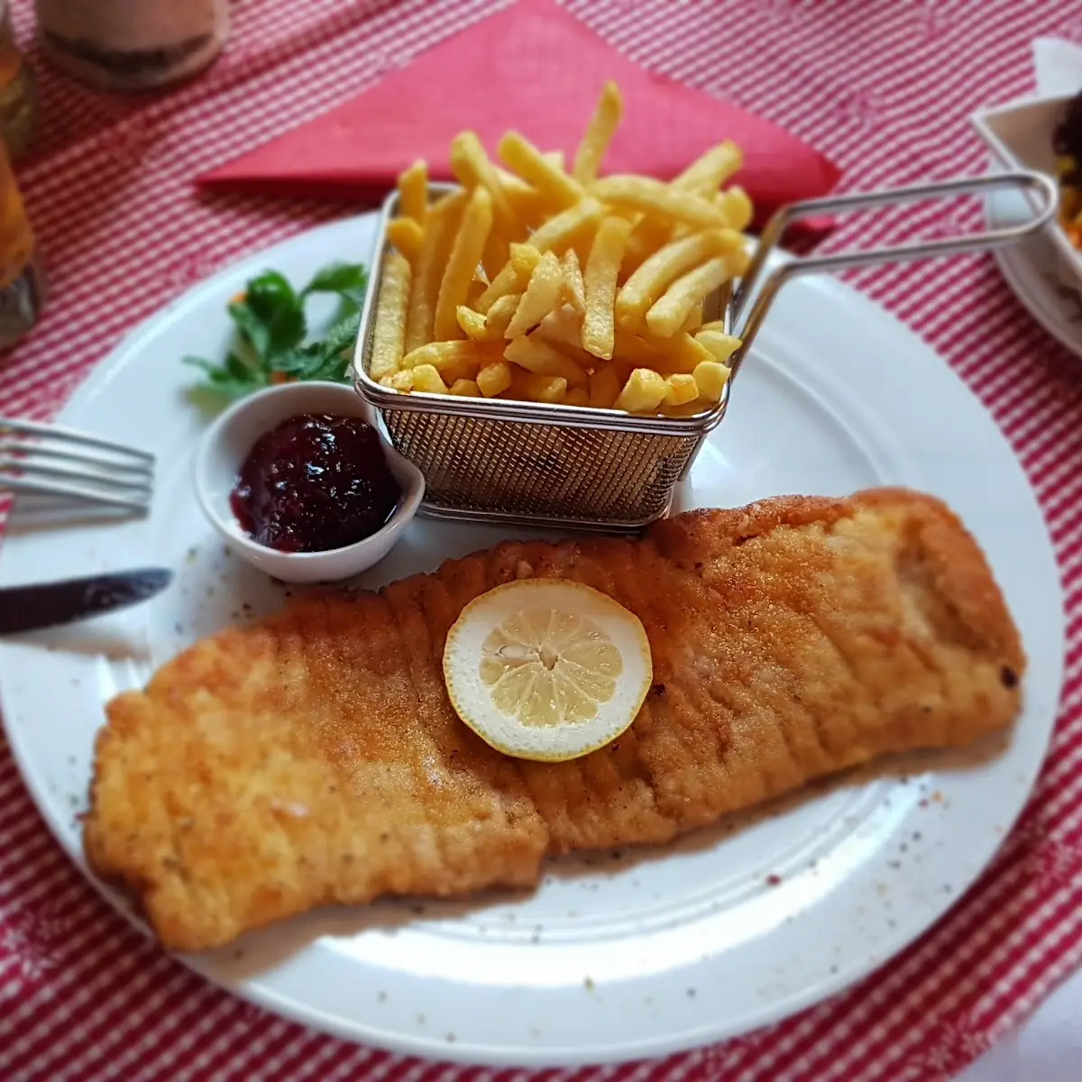 Wiener Schnitzel Mit Pommes Und Preiselbeermarmelade
