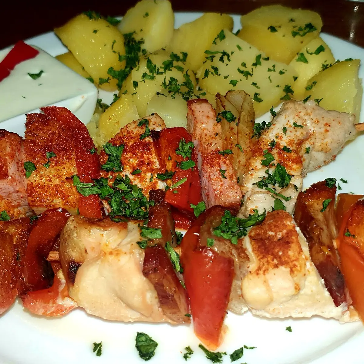 Gegrillter Hühnerspiess Mit Petersilienkartoffeln Und Joghurt-dip