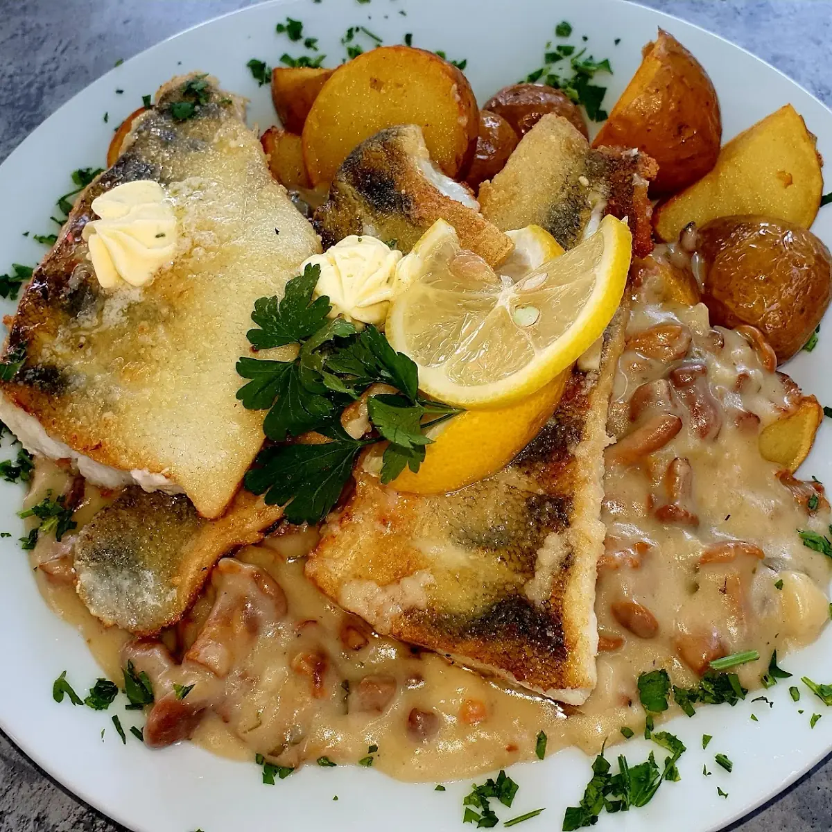 Gegrillter Zander Mit Eierschwammerln Und Kartoffeln