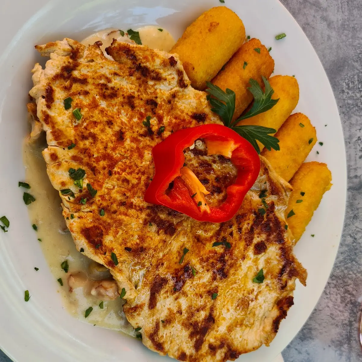 Karreeschnitzel Gegrillt Mit Eierschwammerl Und Kroketten