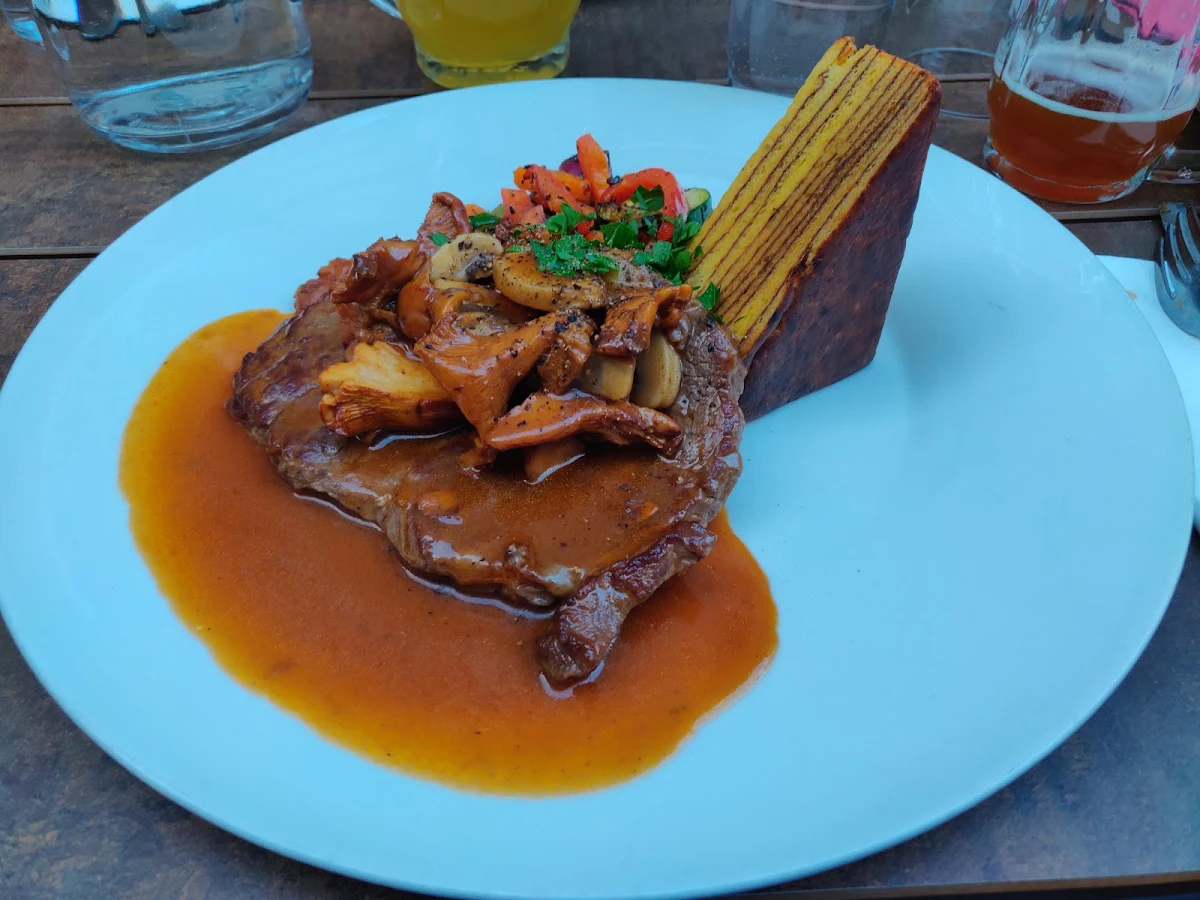 Rindsrostbraten Mit Eierschwammerl Und Kartoffelbaumkuchen