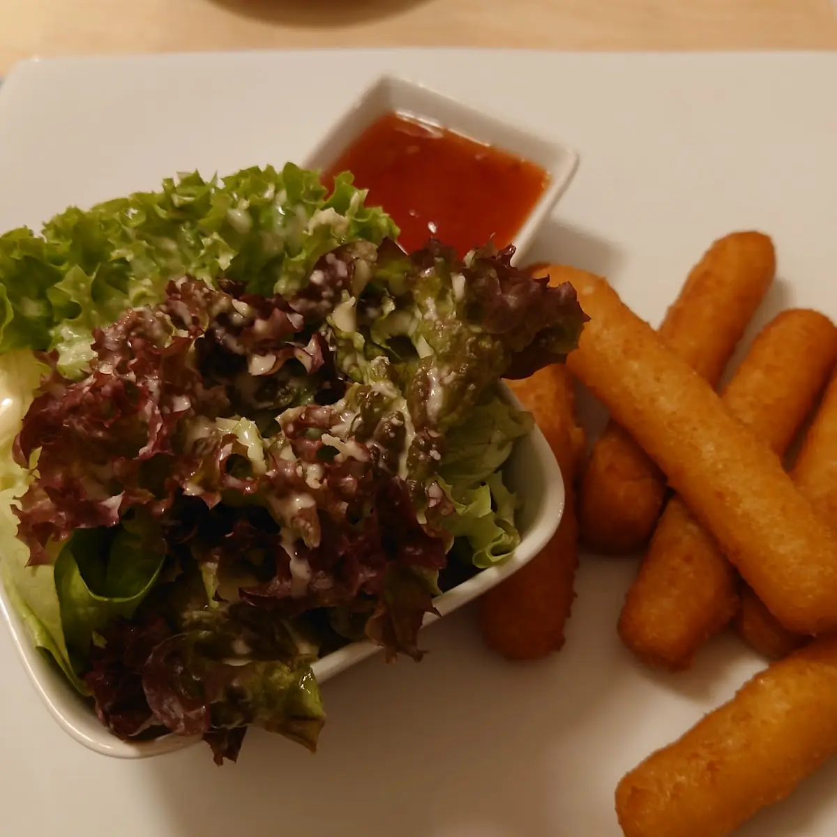 Mozzarellasticks Mit Salat