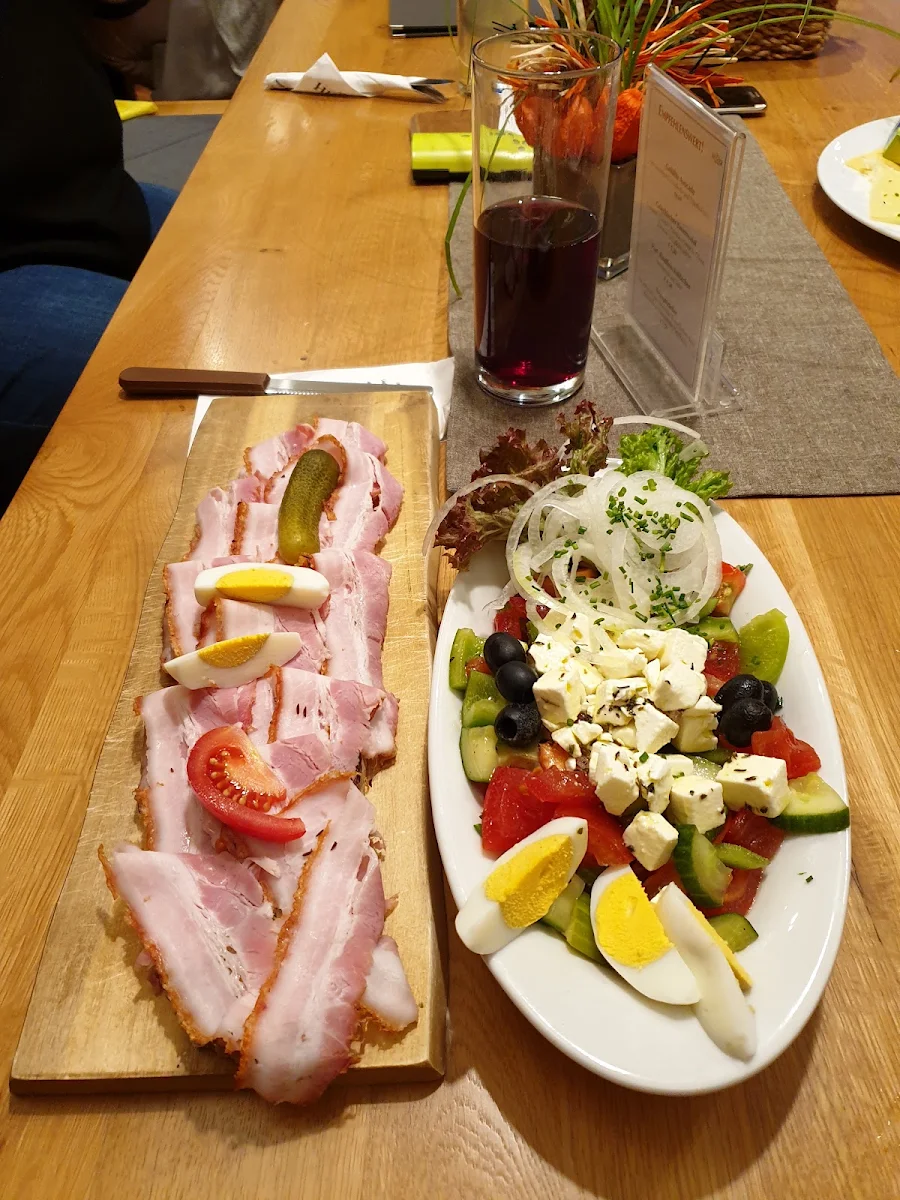 Brot Mit Surbraten Und Griechischer Bauernsalat