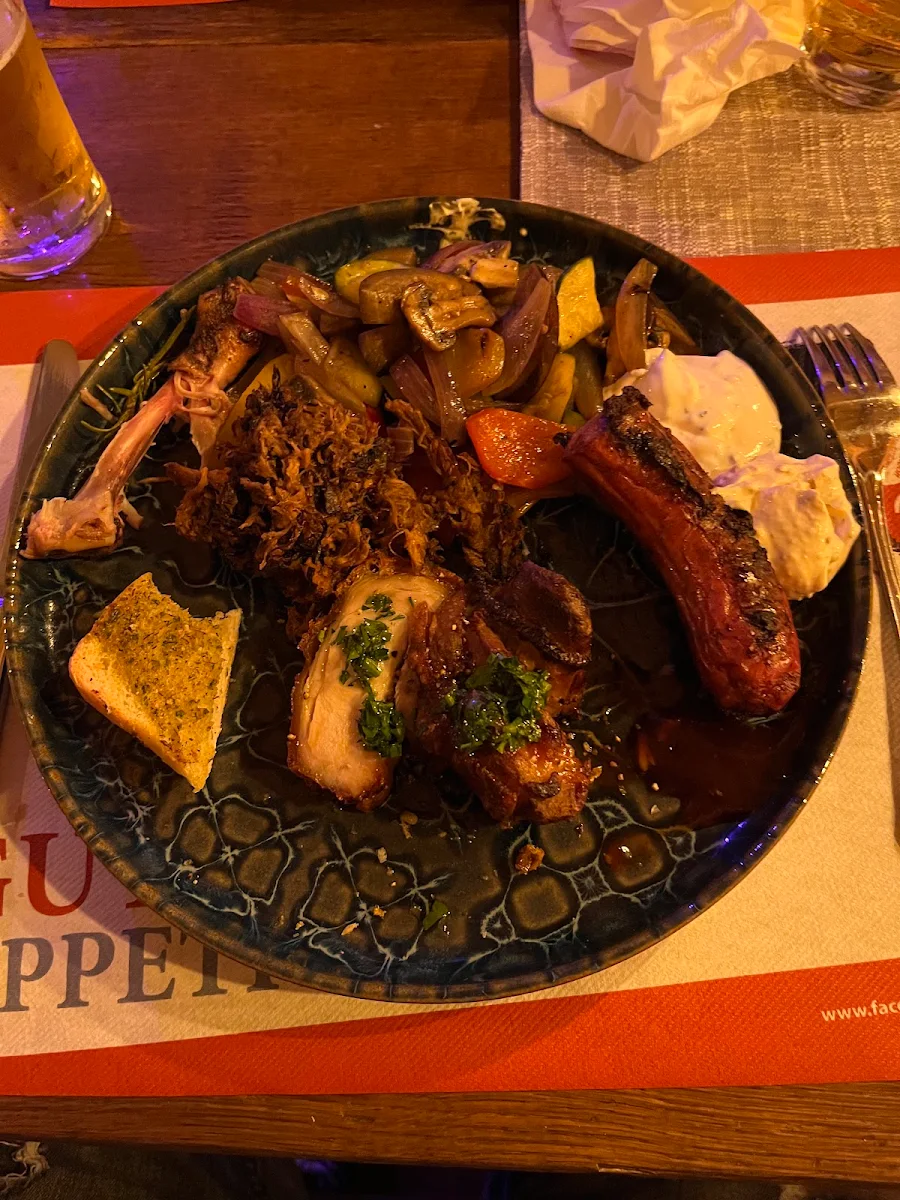 Pulled Pork Spanferkel Kasekrainer Scharf Grillgemüse Und Knoblauchbrot