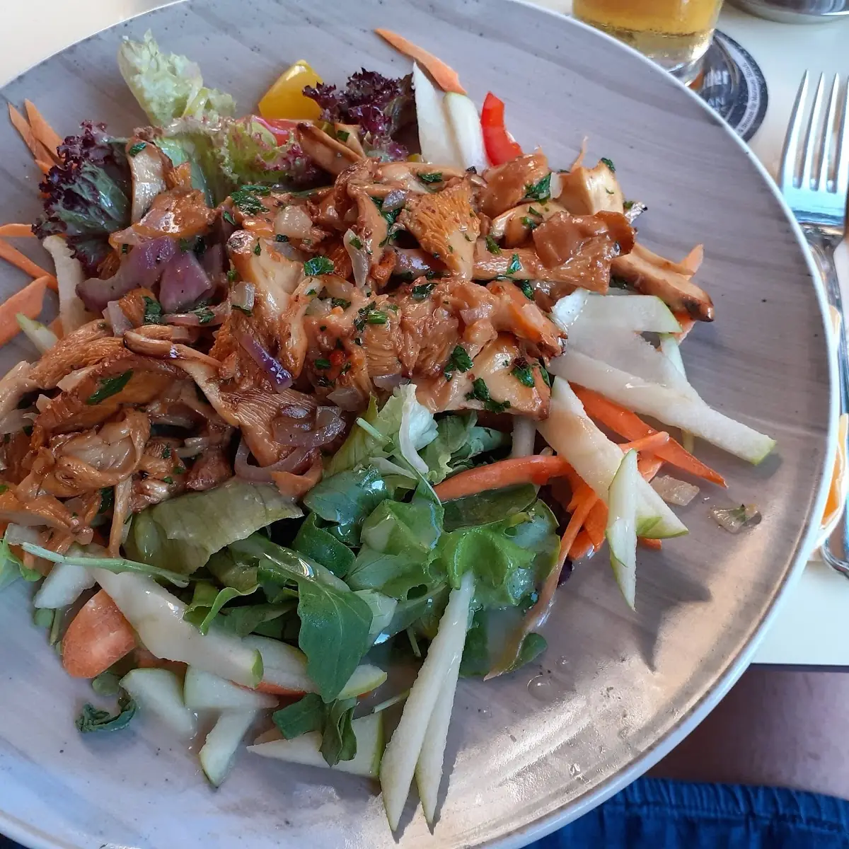 Eierschwammerl Salat Mit Apfel Und Karotte