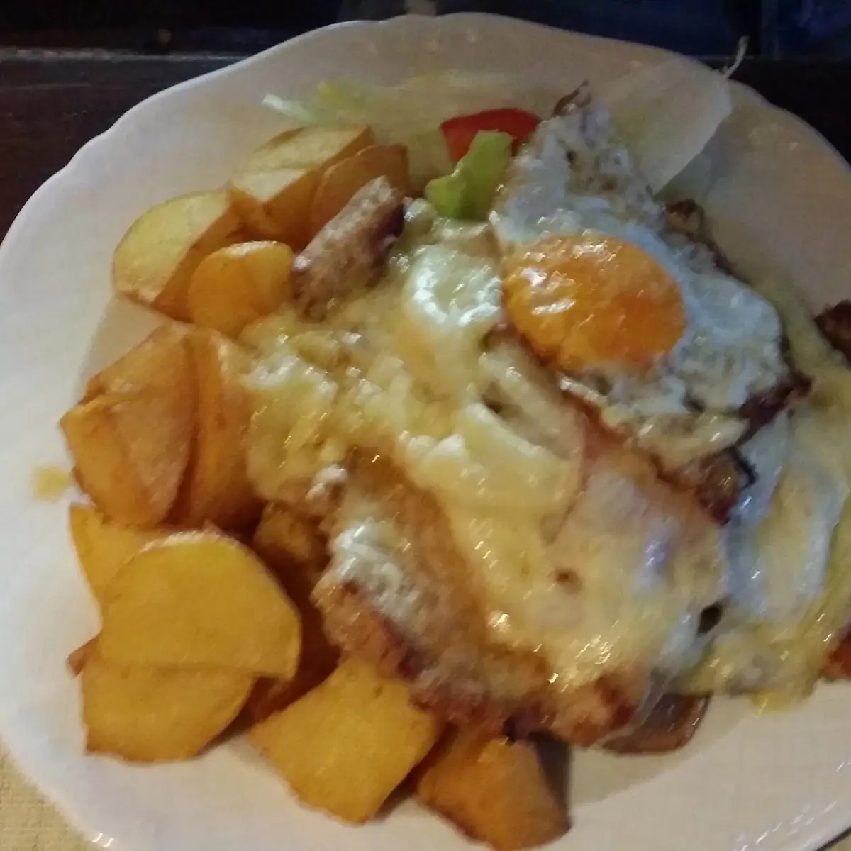 Schnitzel Mit Spiegeleier Und Bratkartoffeln