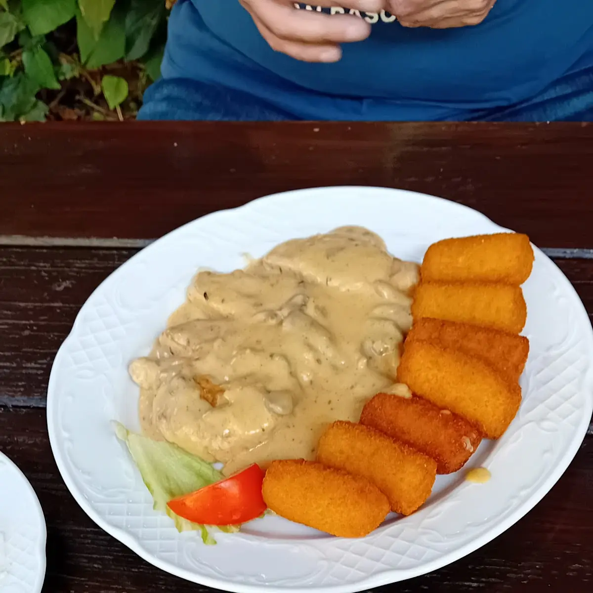 Zander Gebacken Und Champignonschnitzerl Mit Kroketten