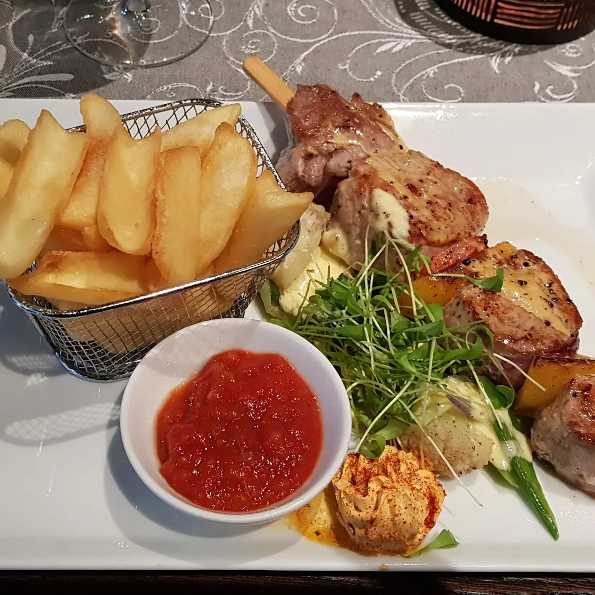 Schweinefilet-spieß Mit Pommes