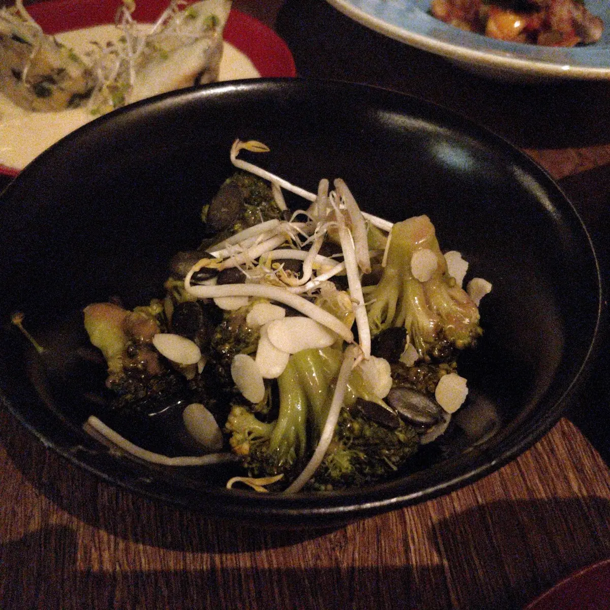 Brokkolisalat Mit Mandeln Kürbiskernen Und Waldhonig