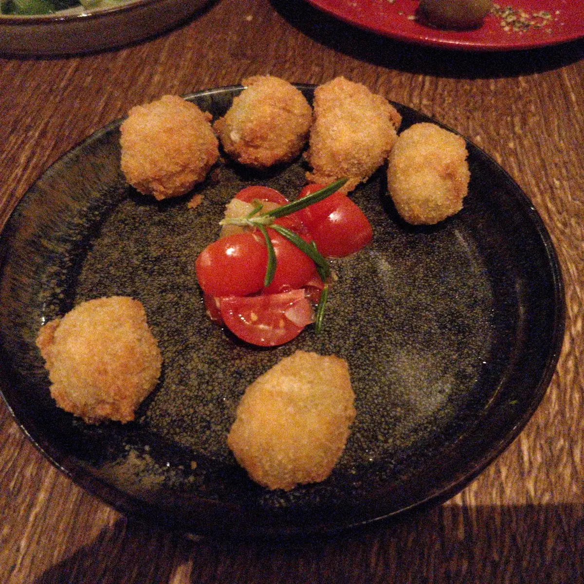 Gebackene Oliven Mit Schafkäse Gefüllt Auf Tomatensalsa