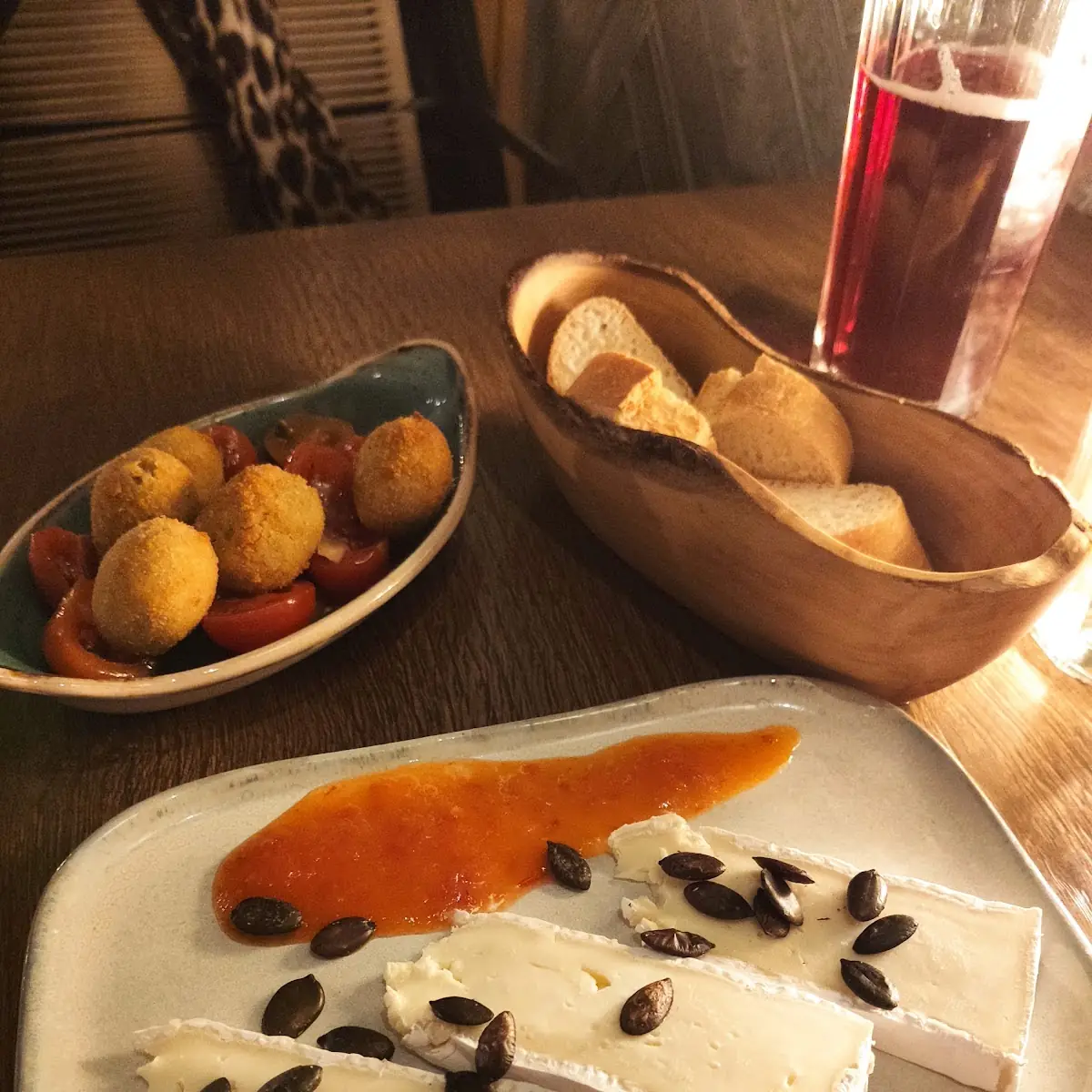 Gefüllte Oliven Und Camembert