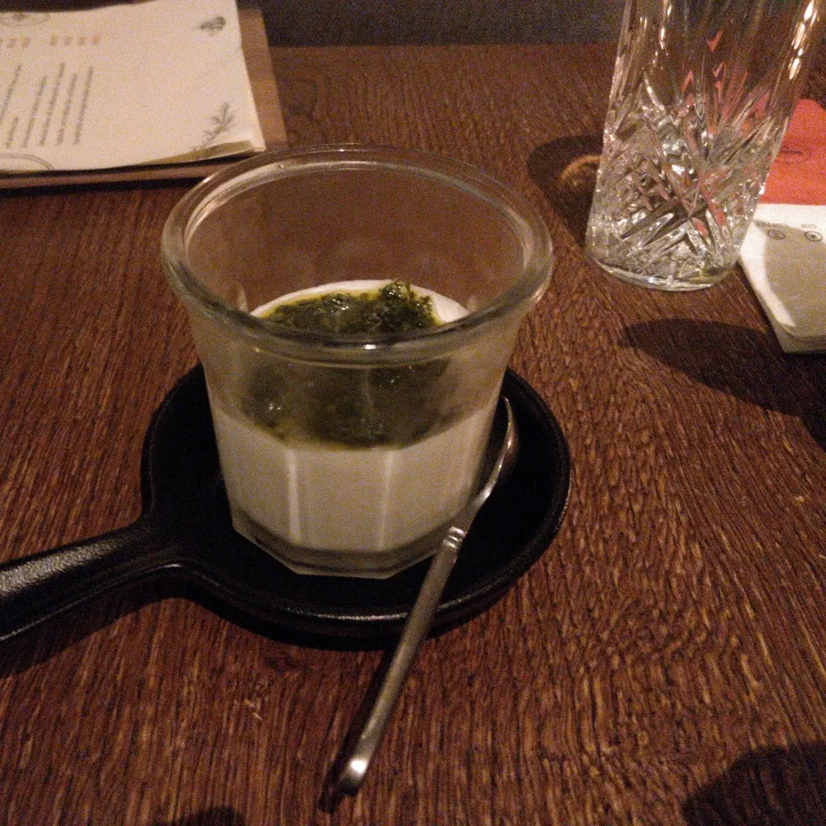 Honig-joghurtmousse Mit Minzpesto