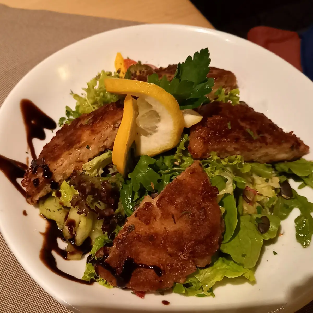 Kaaspressknödel Auf Salat