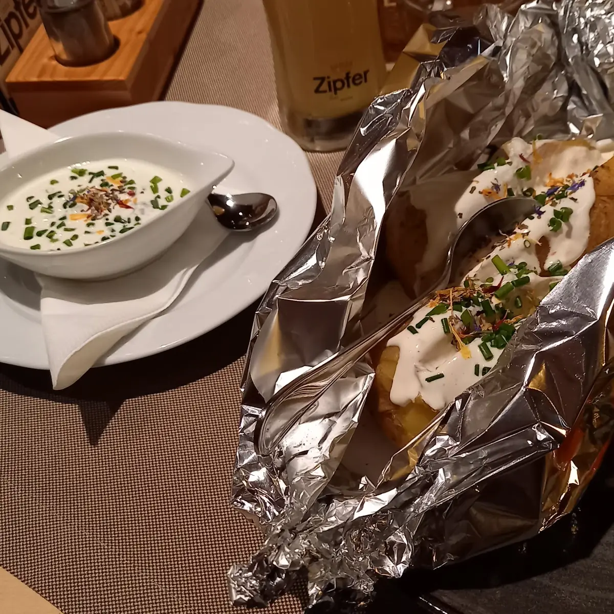 Kartoffel Mit Sauerrahm Und Salat