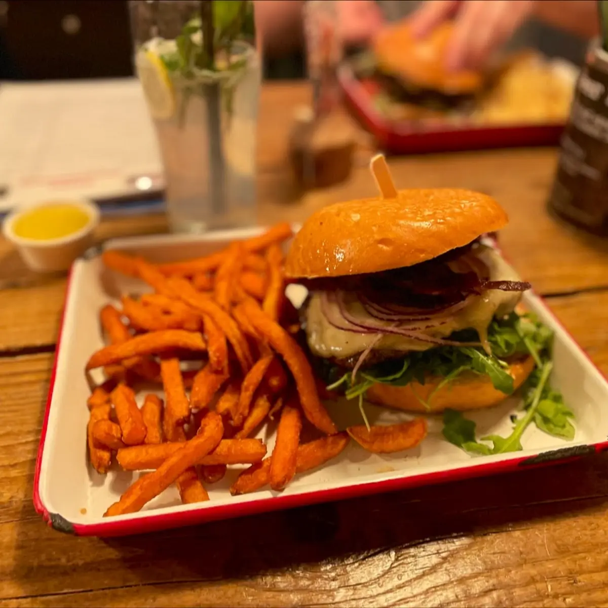 Burger Mit Süßkartoffel- Pommes