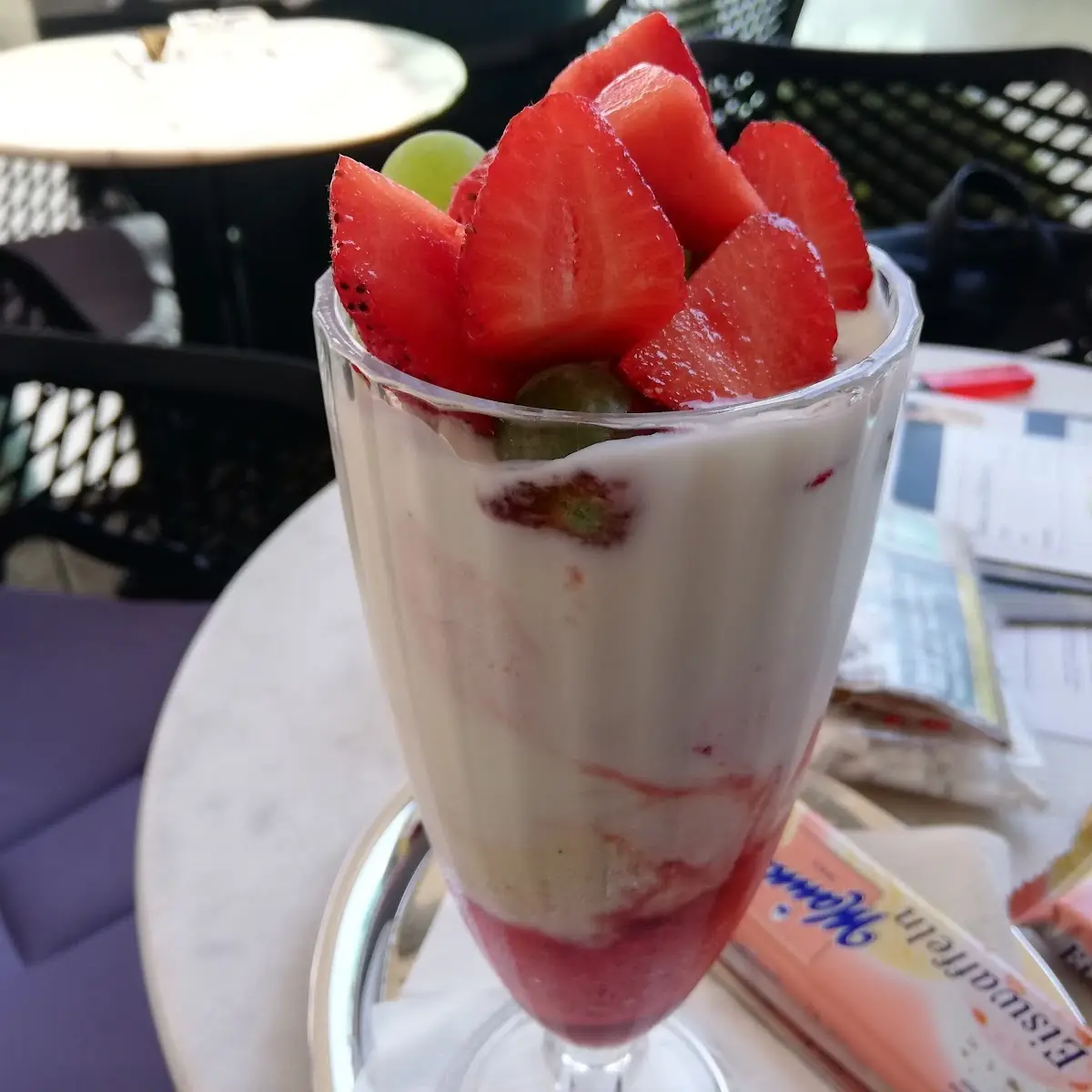 Joghurt Eisbecher Mit Frischen Erdbeeren